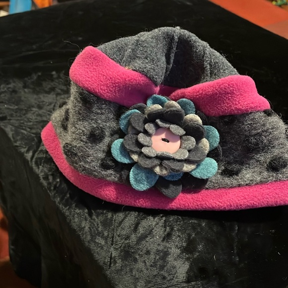 Child Stylish Pink and Gray Wool Hat with Floral Accent - Picture 2 of 4